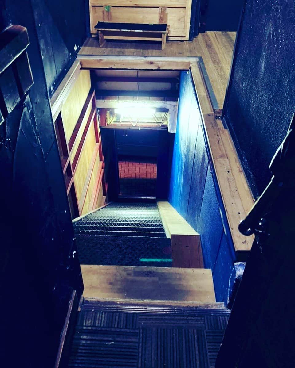林伊織のインスタグラム：「ここは舞台下手側の袖の通路。   フタを開けるとあら不思議。 隠し階段的に搬入口が現れるのよ。  「劇場」という摩訶不思議な聖域。  #下北沢 #劇場 #演劇 #隠し階段」