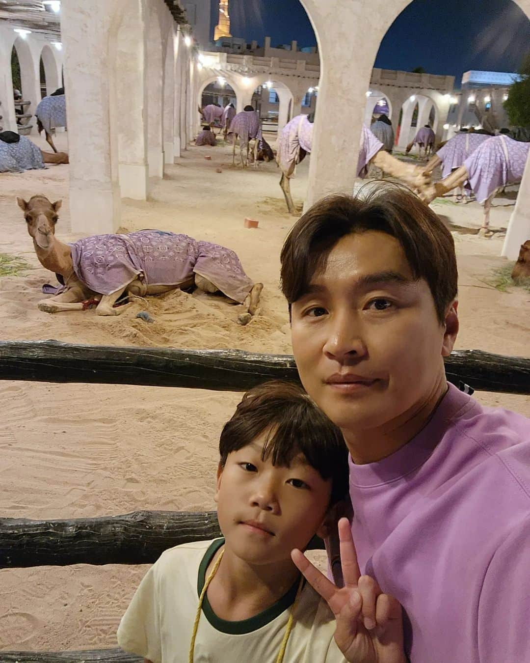 イ・ドングクのインスタグラム：「With my kid in Qatar🇶🇦🐪 #카타르월드컵⚽️」