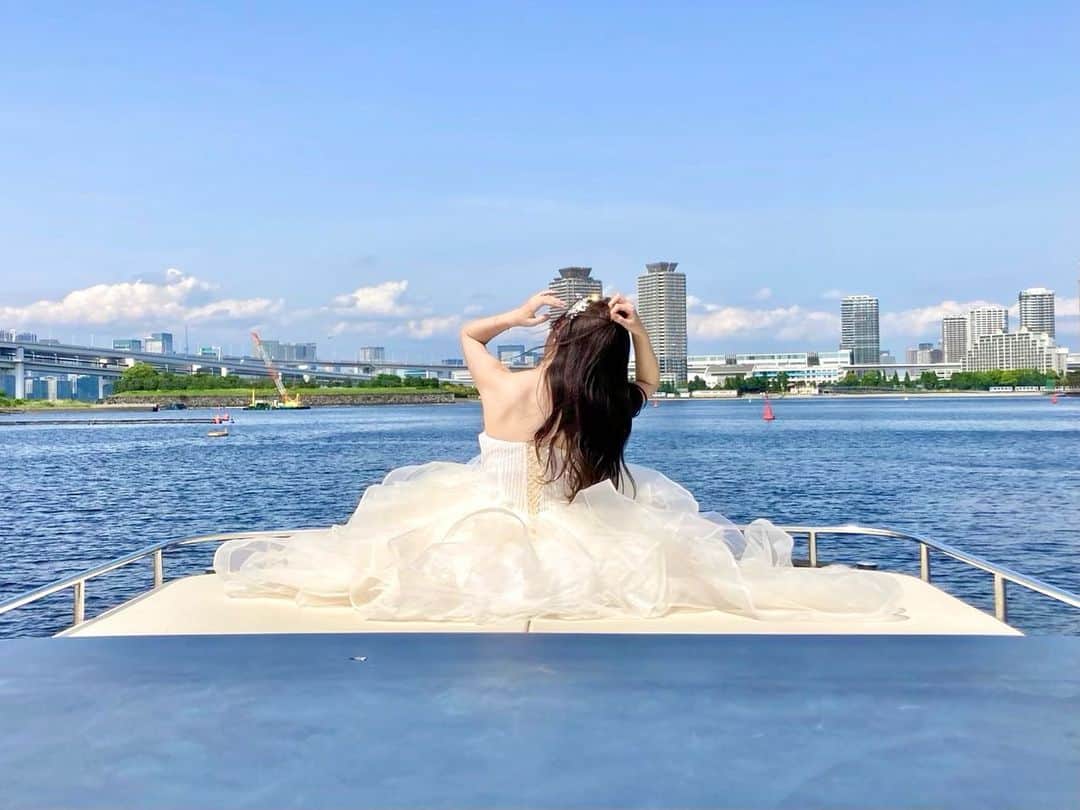 のインスタグラム：「いい夫婦の日でしたね。 いつもありがとう、ですね。 ㅤㅤㅤㅤㅤㅤㅤㅤㅤㅤ コロナで結婚式はできていないけど、写真だけはと思って友達のカメラマンさんにお願いして2年くらい前に撮ったブライダルフォト。 予定していた日の天気がかなり不安で、前倒しで撮って、とてもいい日差しの中撮影できた日。大好きな海の上で撮影できて大満足。撮ってもらっておいてよかったなぁ。急遽だったのに快く日程変更に応じていただいて、カメラマンの友達にも、船を貸してくださった方にも感謝です。 正面は気恥ずかしい気分なのに何か載せたかったので、髪を整え直している後ろ姿。笑 日付けは変わってしまいましたが、ぜひパートナーや家族に感謝を伝える日にしてくださいね。 ㅤㅤㅤㅤㅤㅤㅤㅤㅤㅤㅤㅤㅤ あ、11/23(祝)のみんなのスポーツを担当します。お時間合う方はぜひご覧ください。」