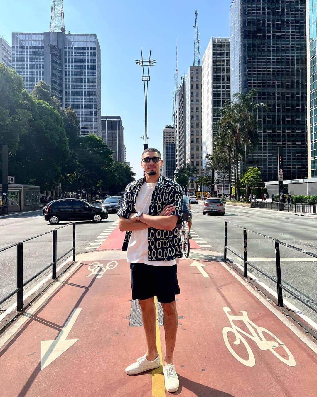 レオン・バログンのインスタグラム：「Exploring the true concrete jungle 🇧🇷」