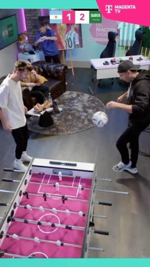 アニス・ベン＝ハティラのインスタグラム：「One Touch! ⚽️🔥 #football #freestyle #onetouch #challenge #magentawm #reactionshow」