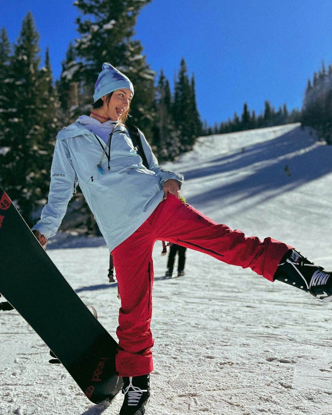 レイチェル・クックのインスタグラム：「Survived my first couple days snowboarding 😜 Feels so good to try something new, face some fears, & be back in the mountains!! More of this 💯」