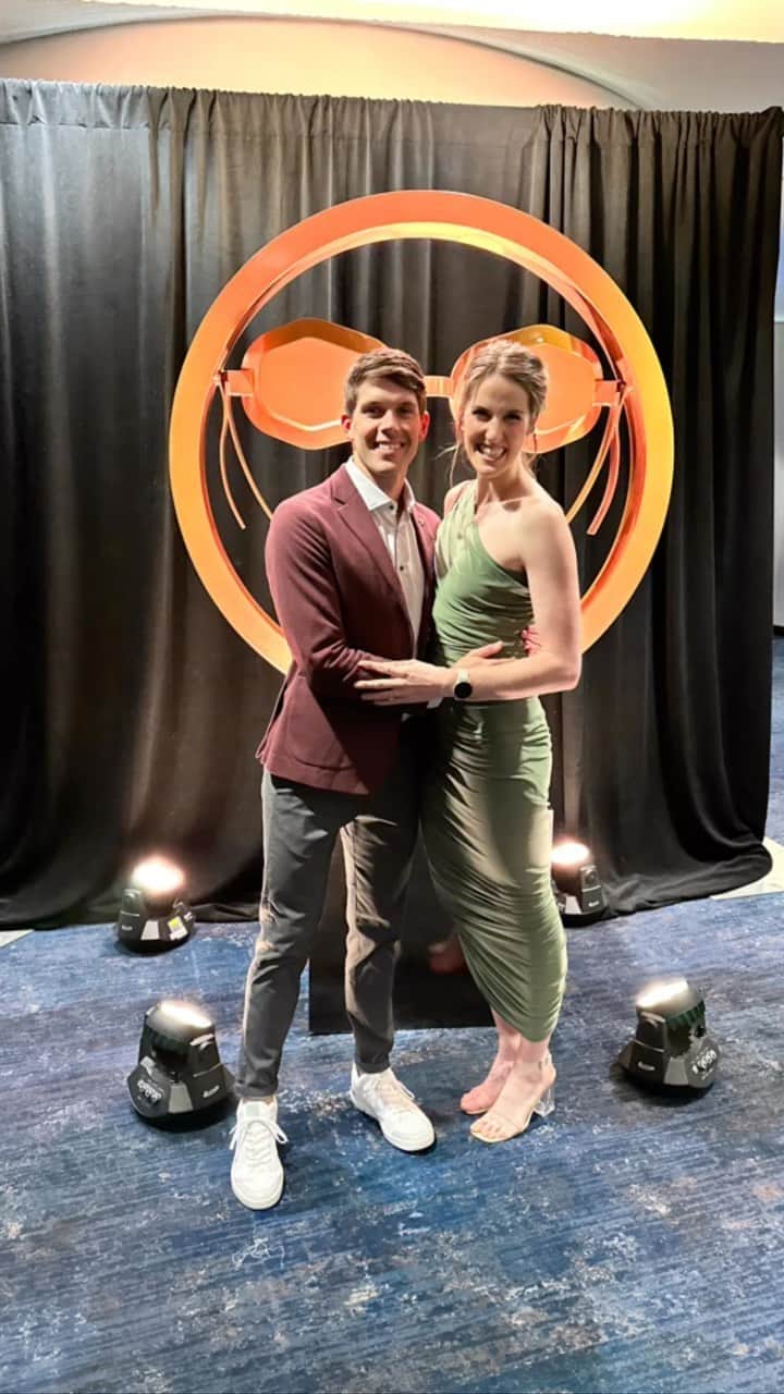 メリッサ・フランクリンのインスタグラム：「It’s always such a pleasure to present an award and attend the Golden Goggles presented by @usaswimming and the USA Swimming Foundation.   For those who don’t know, Golden Goggles is the swimming version of the Golden Globes! A night to get all dressed up and celebrate one another and the amazing achievements that have happened throughout the year. It is all about recognizing and celebrating all the hard work, dedication, sacrifice, perseverance, and success of every athlete in attendance. Not to mention raising money for the Foundation so we can continue our mission of saving lives and building champions by helping provide swim lessons to youth all across the country.   This year was extra special because it was mine and Hayes’ first night together away from sweet baby girl, and it was an incredibly fitting event to do so because it’s where we first met in 2010. Our quick 48 hours included seeing Kinky Boots on Broadway, presenter rehearsals, hair and make up, an amazing awards show, and some sweet, quiet time together just enjoying the city. Seeing so many people who have made such an impact on you over so many years always leaves me feeling so emotional. Feeling very grateful and very excited to get home to our GIRL!💕」
