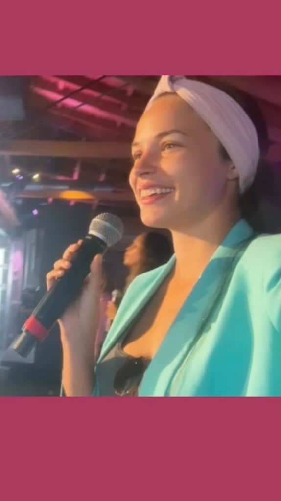 アレクシス・ナップのインスタグラム：「In honor of tomorrows 1st recording sesh with #Vomo - here’s my first time being invited to sing with them. Had just met @chrispan and 6 days later I was on stage for a @mindvalley conference, winging it :)) Such a special day. I’ll treasure it forever, and look forward to so many more, as well as all the wonderful unknown things the future shall bring. Music is happening at last:) 🎶💗❤️‍🔥💗🎶 9/17/22 💫  Harmonizing for Harmony is great and all but did you see the nip slip in the audience? I verbalize it at the end 😂 can’t tell who it is thankfully or I wouldn’t ethically have been able to use that vid 🙏🏼 🔊Sound on‼️Have a pleasant day! ;-)」
