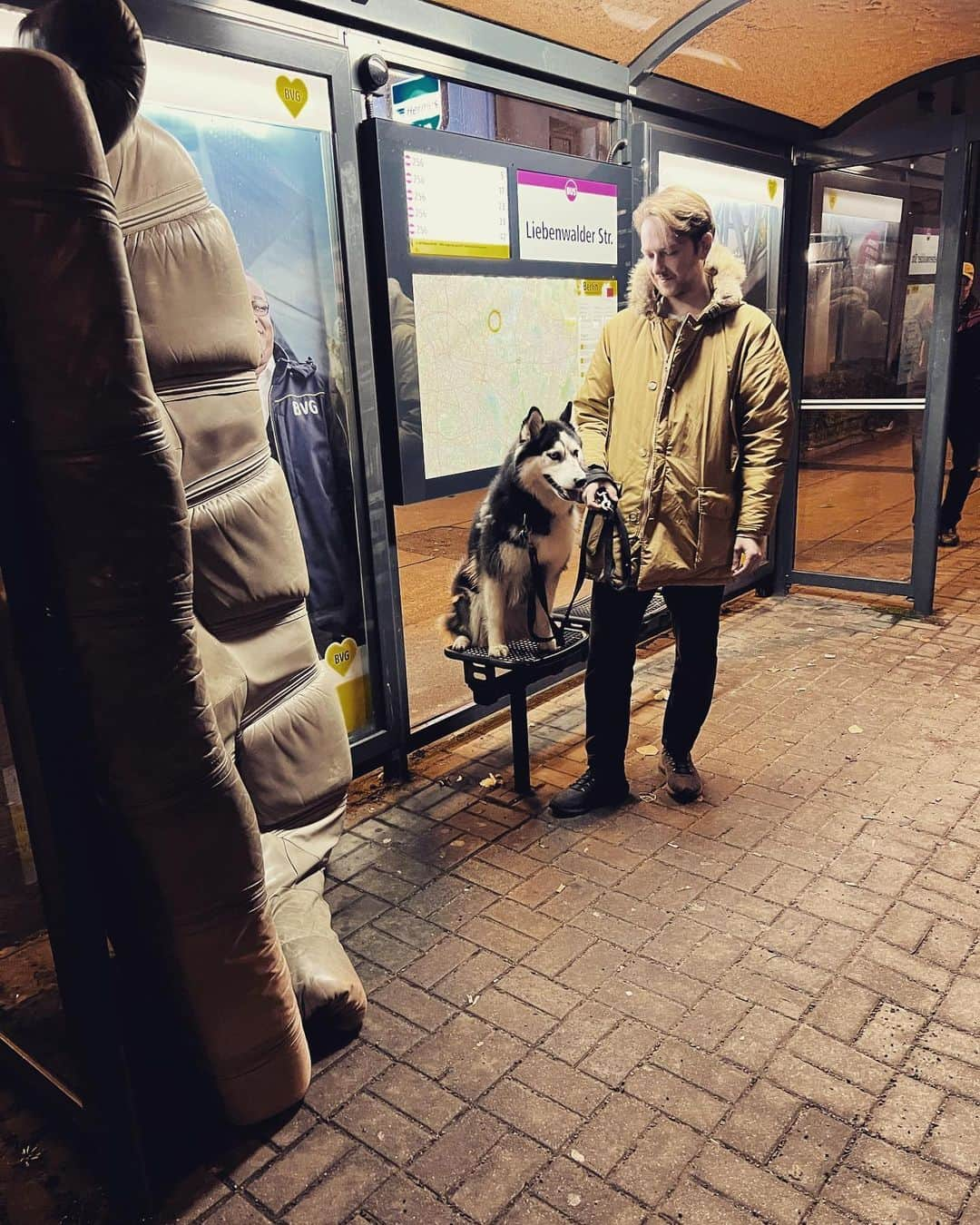 ステファノ・カルーゾのインスタグラム：「Waiting for you   📸 @robynne_paige   #Berlin #TheNahla #casual #photograph #travelgram #instatravel #explore #streetphoto #citylife #ciaobelli」