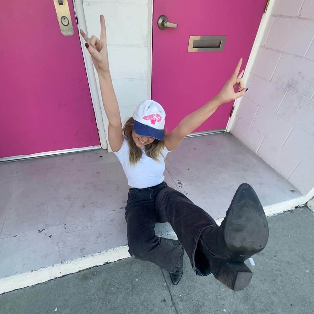 のインスタグラム：「Tuesdays feel like ^^^」