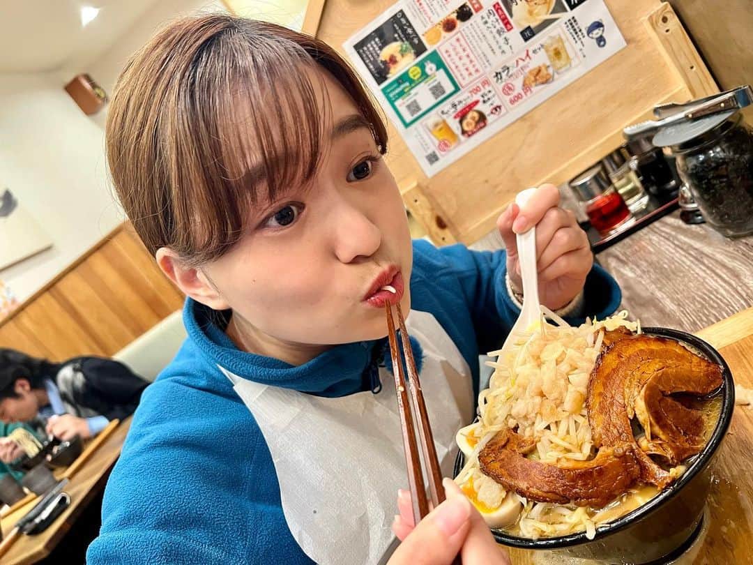 篠原梨菜さんのインスタグラム写真 - (篠原梨菜Instagram)「#水曜朝5時のラーメンtime 東京・三軒茶屋駅近く 麺処禅(めんどころぜん)へ。 朝5時まで営業。あっさり鶏白湯スープが人気ですが、期間限定のこってりラーメンが飛ぶように売れているそうで... 豚麺🍜 400gの野菜、300gの麺。ホロホロのチャーシュー。 鶏白湯＋豚骨でまろやかにガツンと！満腹だー！ #早朝グルメ #thetime_tbs #麺処禅 #三軒茶屋グルメ  #鶏白湯と豚骨 #朝ラーメン #豚麺 #tbs」11月23日 6時26分 - shinorinatbs