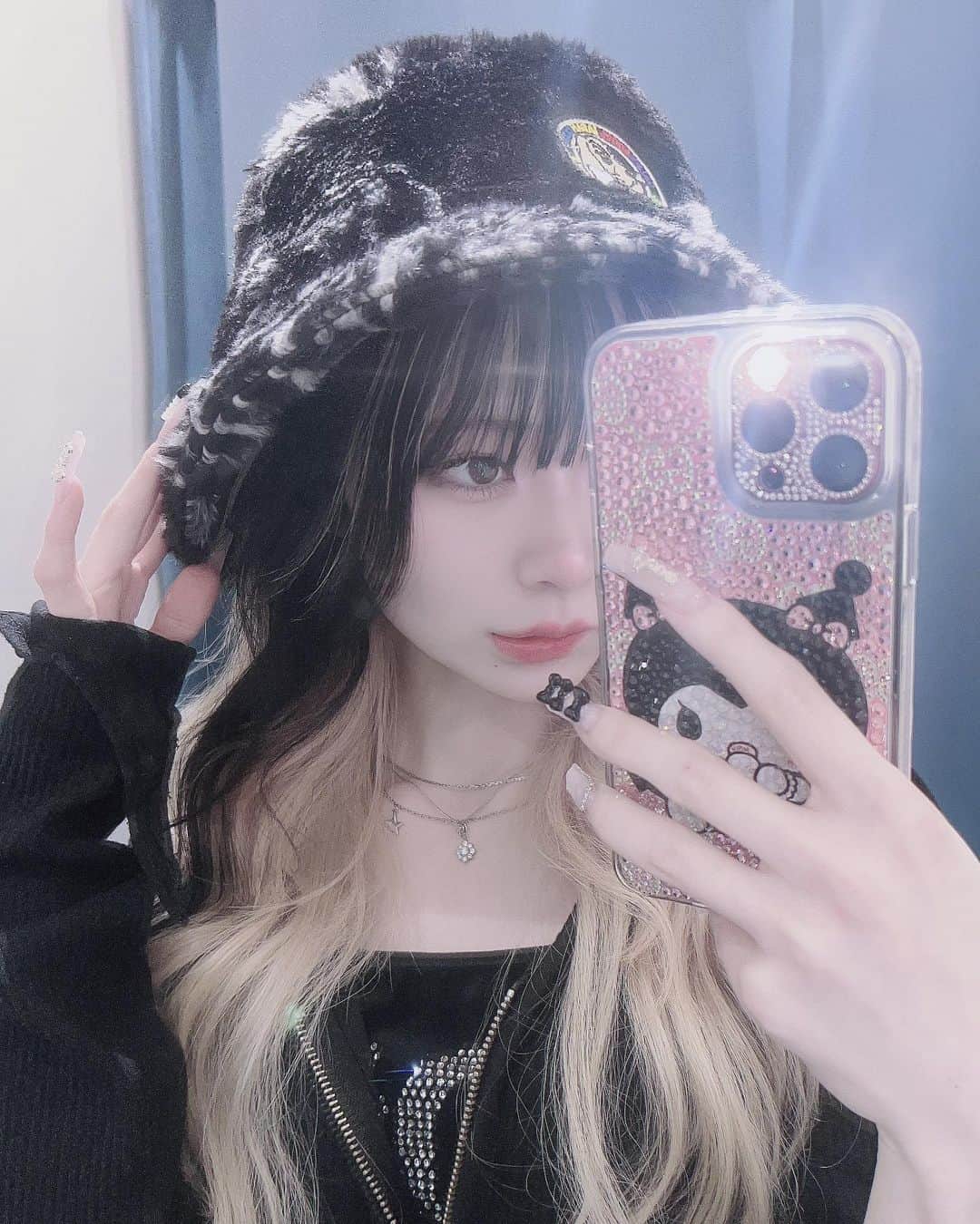 謝花南のインスタグラム：「🍒🖤 . . . . . .  #ロング #ロングウルフ #前髪 #ぱっつん前髪 #ハイトーン #ハイトーンカラー #インナーカラー #前髪インナー #前髪インナーカラー #ブラック #ストリート系女子 #サブカル女子 #サブカルファッション #スニーカー女子 #ピアス女子#舌ピ #へそピ #脚フェチ #脚 #裸眼 #裸眼メイク#クロミ #クロミちゃん」