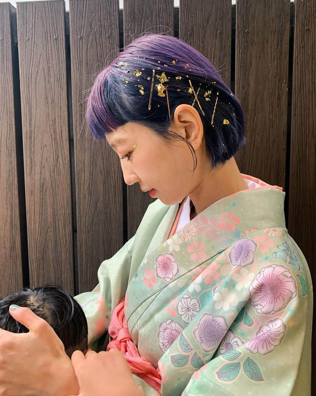 あまのまりのインスタグラム：「金箔ぬりぬりしまくった母の七五三であった👘⭐️ しれっと目の下に金箔つけたらギャル化した。笑😂 ずーっと緑の着物が着たかったから大満足！ 主役じゃないくせにめちゃめちゃ気合い！笑😂 雨であほ毛たちまくり🐜🙏」