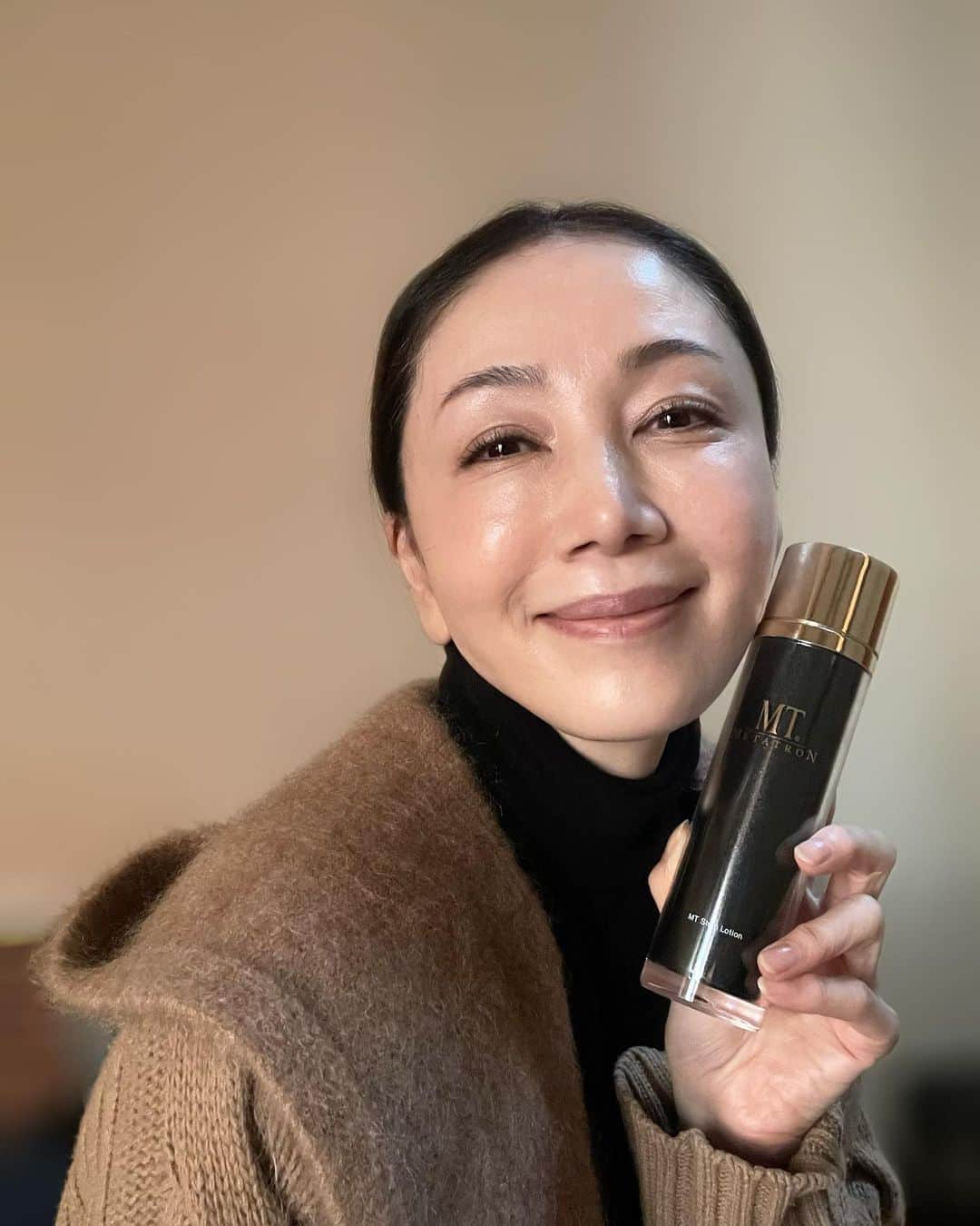 坂村かおるのインスタグラム：「季節の変わり目、乾燥も気になる！老化も気になる！今気になっている！ MTメタトロンステムケアラインを試しました。  🍀MTステムローション 🍀MTステムセラム 🍀MTステムエマルジョン 🍀MTステムアイクリーム 🍀MTステムクリーム  3種類の植物幹細胞培養成分「リンゴ果実培養細胞エキス、アルガニアスピノサカルス培養エキス、グロブラリアコルジホリアカル」を届け エイジングケアが出来るラインです！  パンと押し上げるようなハリ感があり、一枚のベールで纏われている様な、乾燥から守られる様な安心感に包まれます。 水分が保持され、みずみずしく輝きに満ちた肌印象へ‥ 繊細な大人の肌を優しく包み込む、とろみのある濃厚なテクスチャーも魅力です。  特にお気に入りが積極的にケアする目元用エイジングケアアイクリームです。  ピタッと密着する濃厚なテクスチャーが、目尻に密着して目元の肌をすっきり引き締めてくれます。 デリケートな目元の肌に潤いチャージ！ 目指せアーモンドアイ💕  しっとりと輝かしい肌になりたい方、とてもお勧めのケアラインです☺️  #pr #mtメタトロン #クリニック専売品 #エステ専売品 #美ST ⁡ いつも「いいね！」を頂きありがとうございます。 皆さんのコメントに元気を貰っています😊 ⁡ #クィーンオブ美魔女 #team美魔女 #坂村かおる #トータルビューティーアドバイザー #美しく老いる #バランス #美容 #コスメ #ファッション #今日のコーデ #トータルバランス #お洒落な人と繋がりたい #コスメ好きな人と繋がりたい #美意識高い人と繋がりたい #美魔女 #美魔女が変わる #アップデートしてる人と繋がりたい #自分らしくアップデート ⁡」