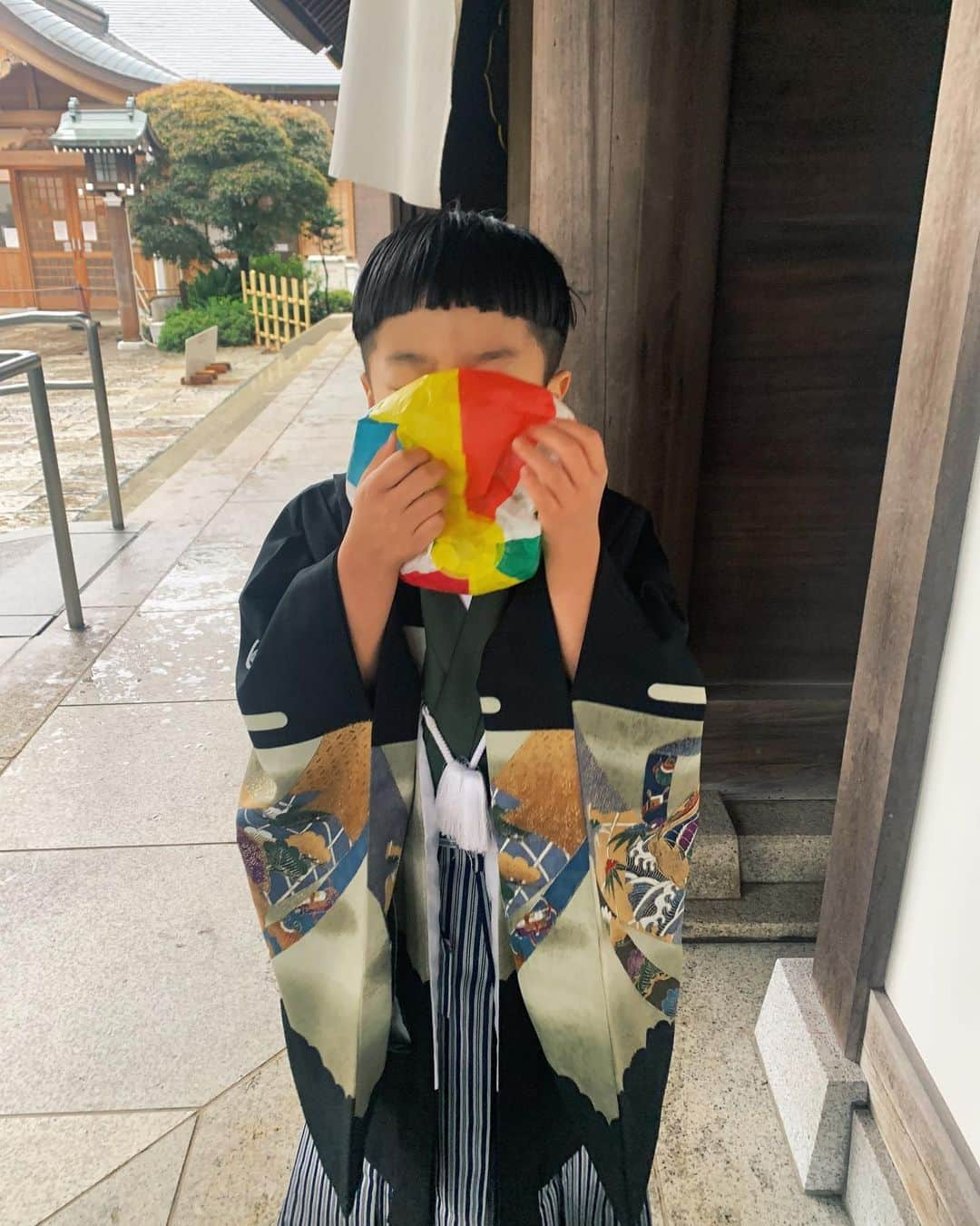 あまのまりさんのインスタグラム写真 - (あまのまりInstagram)「笑えるくらいどしゃ降り七五三⛩👦 来月5歳になる🥺ほんとにはやい🥺 同時に、出産してからわたしのなかで時の流れが止まってて5歳も老いた自分に驚きとショックを受ける🥲笑。。  ぼくねぇ、おおきくなったらおかねもちになる。 が口癖の少年よ、夢を叶えておくれ👏🥸 きょうまで健康に育ってくれて、ありがとう。 おめでとうね👘🏅⛩🎊  #七五三5歳」11月23日 16時25分 - maririn_alpaka