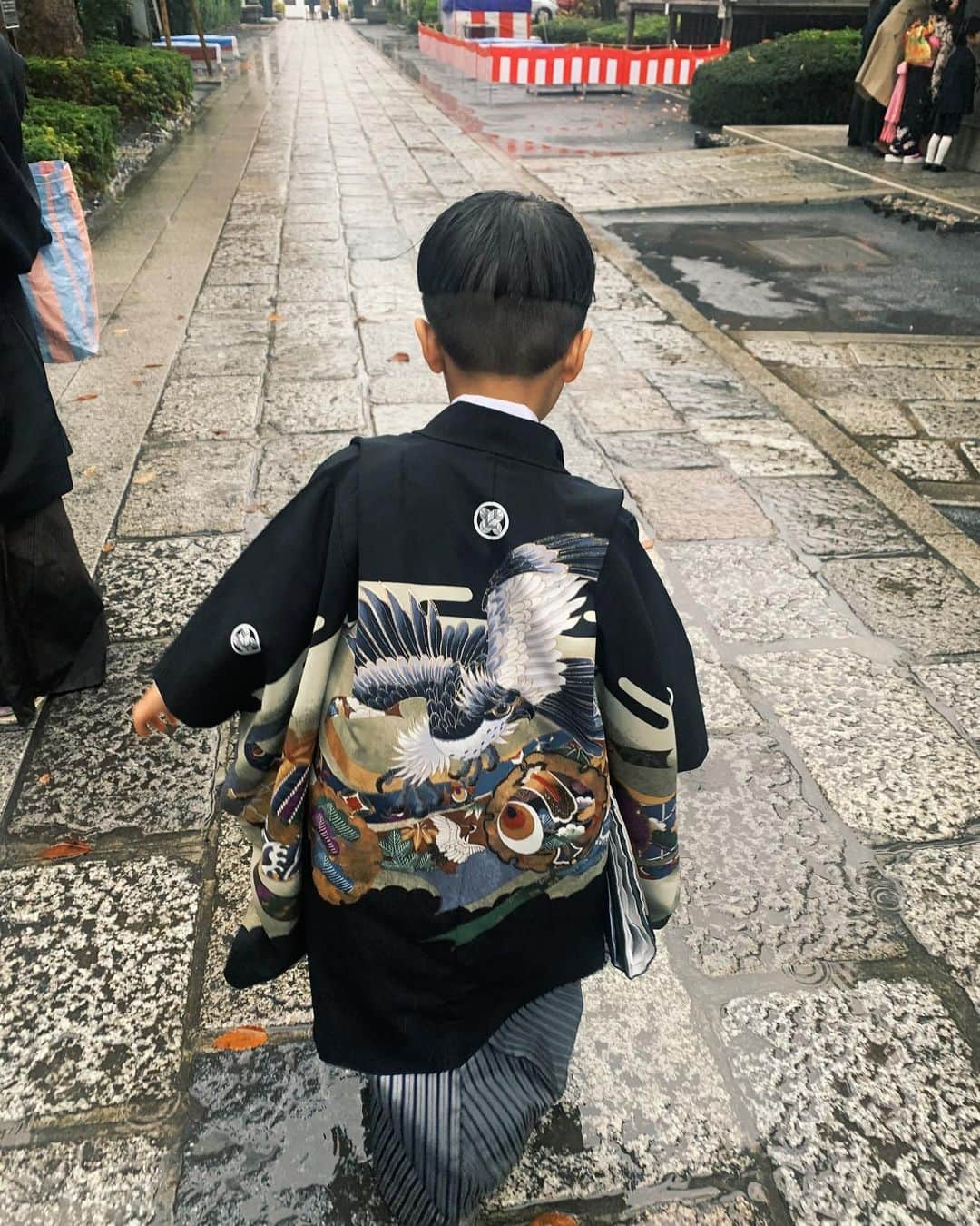 あまのまりさんのインスタグラム写真 - (あまのまりInstagram)「笑えるくらいどしゃ降り七五三⛩👦 来月5歳になる🥺ほんとにはやい🥺 同時に、出産してからわたしのなかで時の流れが止まってて5歳も老いた自分に驚きとショックを受ける🥲笑。。  ぼくねぇ、おおきくなったらおかねもちになる。 が口癖の少年よ、夢を叶えておくれ👏🥸 きょうまで健康に育ってくれて、ありがとう。 おめでとうね👘🏅⛩🎊  #七五三5歳」11月23日 16時25分 - maririn_alpaka