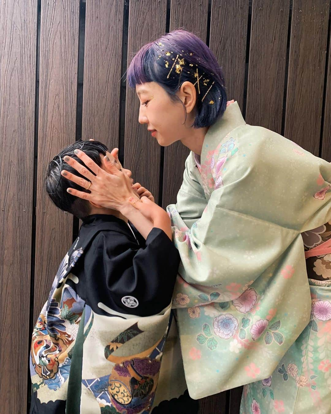 あまのまりのインスタグラム：「笑えるくらいどしゃ降り七五三⛩👦 来月5歳になる🥺ほんとにはやい🥺 同時に、出産してからわたしのなかで時の流れが止まってて5歳も老いた自分に驚きとショックを受ける🥲笑。。  ぼくねぇ、おおきくなったらおかねもちになる。 が口癖の少年よ、夢を叶えておくれ👏🥸 きょうまで健康に育ってくれて、ありがとう。 おめでとうね👘🏅⛩🎊  #七五三5歳」