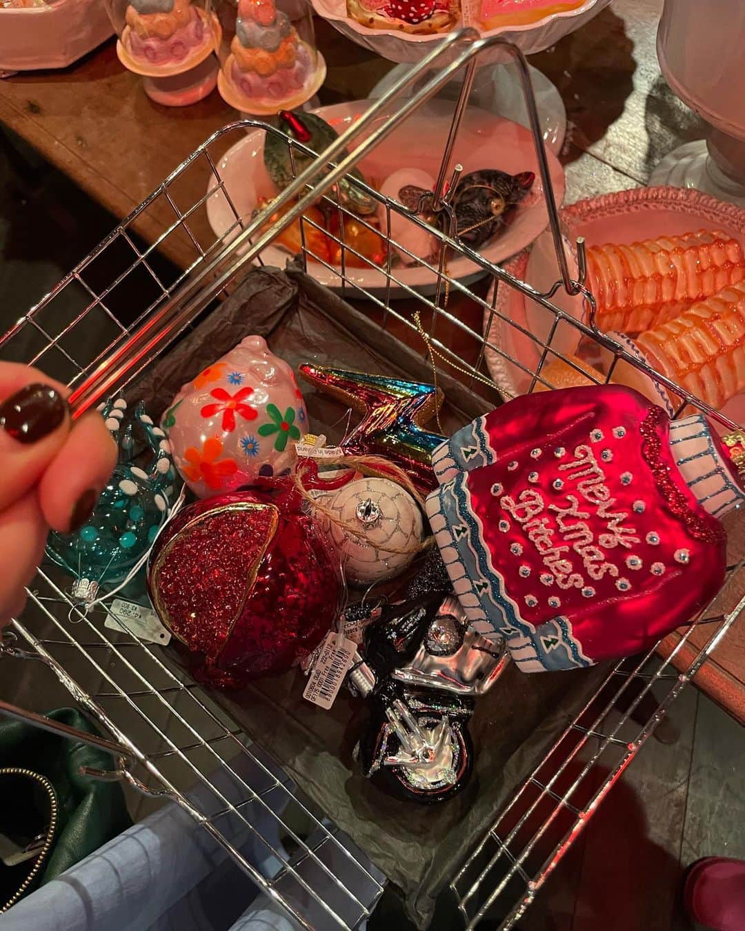 正中雅子さんのインスタグラム写真 - (正中雅子Instagram)「🎄🎁🏍⚡️🐷  子供達と今年の新入りのオーナメントを買いに👧🏻🎄👦🏻  子供達が２つずつお気に入りを見つけて♡ ⚡️🏍→👦🏻 🐙❄️→👧🏻  海外のものってほんと可愛くて好き🫶 クリスマスシーズンのワクワク感と温かさってたまらない🥰  #Christmas #ornament」11月23日 16時45分 - masacoshonaka