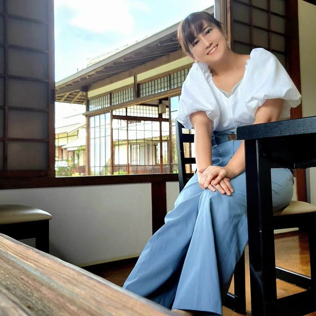 のインスタグラム：「. 【出演情報】 『Tokyoほっと情報』 　○11月23(水・祝)　　※本日・勤労感謝の日 　○10時05分～　 　○テレビ東京　7ch　@tvtokyo_pr 　○コーナー : 都議会トピックス  . 今月もこちらの番組に出演しています✨ 今回はいつもとは毛色変わって携帯教室！  ガラパゴス携帯(ガラケー)が徐々に社会からその姿を消しつつあります。 たとえば大手携帯会社3社では auでは既に今年3月で電波を停止。 一番遅いdocomoでも2026年3月末で電波供給を停止することになっています！  急速なデジタル化で社会から人が取り残されないようにと、都主催で無料の『スマホ教室』が行われているのを皆さんご存知でしたか？  先の未来を見据えた優しい取り組み。 素敵ですね💕  ーーーーーーーーーーーーーーーーーーーーーーーーー  私はどんなに大切なことでも、 知らなきゃ選択肢に入らない。 選びとることができない。 と思っていて。  皆さんの生活に役立つことや日々楽しく生きるための情報を沢山伝えて、 『晴れやかな顔で生きていける人を増やしたい』という夢をもってこの業界に入りました！  人生をちょっとでも楽しむためにあったらいいんじゃないかなという情報を伝えられた日は、この仕事を始めた時の目的を思い出します✨  ◆blouse : FRAY.ID ◆skirt : FRAY.ID @fray_id  #アナウンサー #ナレーター #フリーアナウンサー #フリーナレーター #圭三プロダクション #女子アナ #フリーランス #テレビ東京 #テレ東 #7ch #tokyoほっと情報 #tokyo #東京都 #東京 #まちづくり  #東京  #浜松 #静岡 #静岡放送 #sbs #NHK #北海道 #帯広 #群馬テレビ #gtv  #感謝 #仕事好きと繋がりたい」