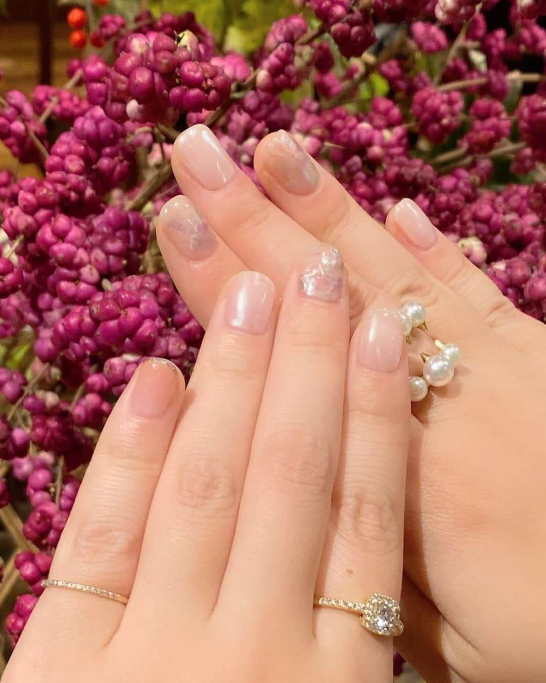 奥家沙枝子さんのインスタグラム写真 - (奥家沙枝子Instagram)「着物、hair style、nails for wedding💓  妹の結婚式に向けて様々なアーティストたちと打ち合わせをして、彼女たちのクリエイティブな発想と技に唸る👏  👘：母の着物に帯締めを新調💕 なめらかなシルクが細やかに編み込まれたmade in JAPANの逸品です☺️  💇‍♀️：ヘアには生花と水引を使ってハレの日仕様に🌸式場のヘアスタイリストさんにお願いしました！  💅：ネイルは @mai_qlicca にお任せ🥰 着物の写真と好きな雰囲気を伝えただけでこんなに素敵なネイルにしてくれました💜  あらためてアーティストってすごいお仕事👏👏👏  #wedding #hair #nails #art #japan #kimono #party #stlye #tokyo #fashion #結婚式 #ネイル #着物ヘア #着物」11月23日 10時15分 - saekookuya