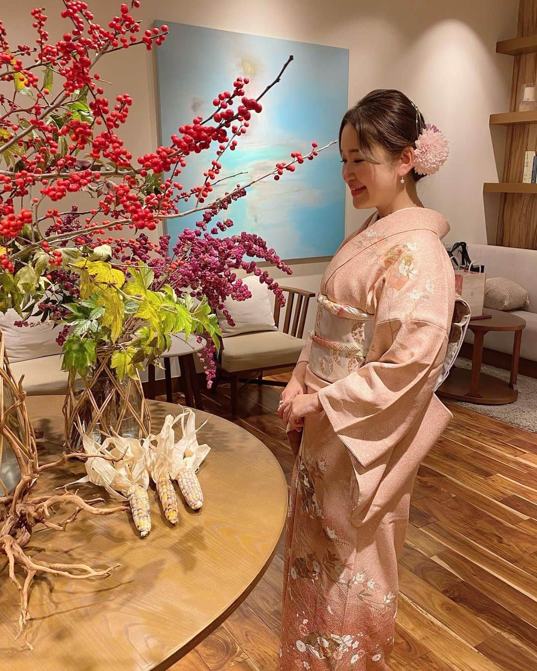 奥家沙枝子のインスタグラム：「着物、hair style、nails for wedding💓  妹の結婚式に向けて様々なアーティストたちと打ち合わせをして、彼女たちのクリエイティブな発想と技に唸る👏  👘：母の着物に帯締めを新調💕 なめらかなシルクが細やかに編み込まれたmade in JAPANの逸品です☺️  💇‍♀️：ヘアには生花と水引を使ってハレの日仕様に🌸式場のヘアスタイリストさんにお願いしました！  💅：ネイルは @mai_qlicca にお任せ🥰 着物の写真と好きな雰囲気を伝えただけでこんなに素敵なネイルにしてくれました💜  あらためてアーティストってすごいお仕事👏👏👏  #wedding #hair #nails #art #japan #kimono #party #stlye #tokyo #fashion #結婚式 #ネイル #着物ヘア #着物」