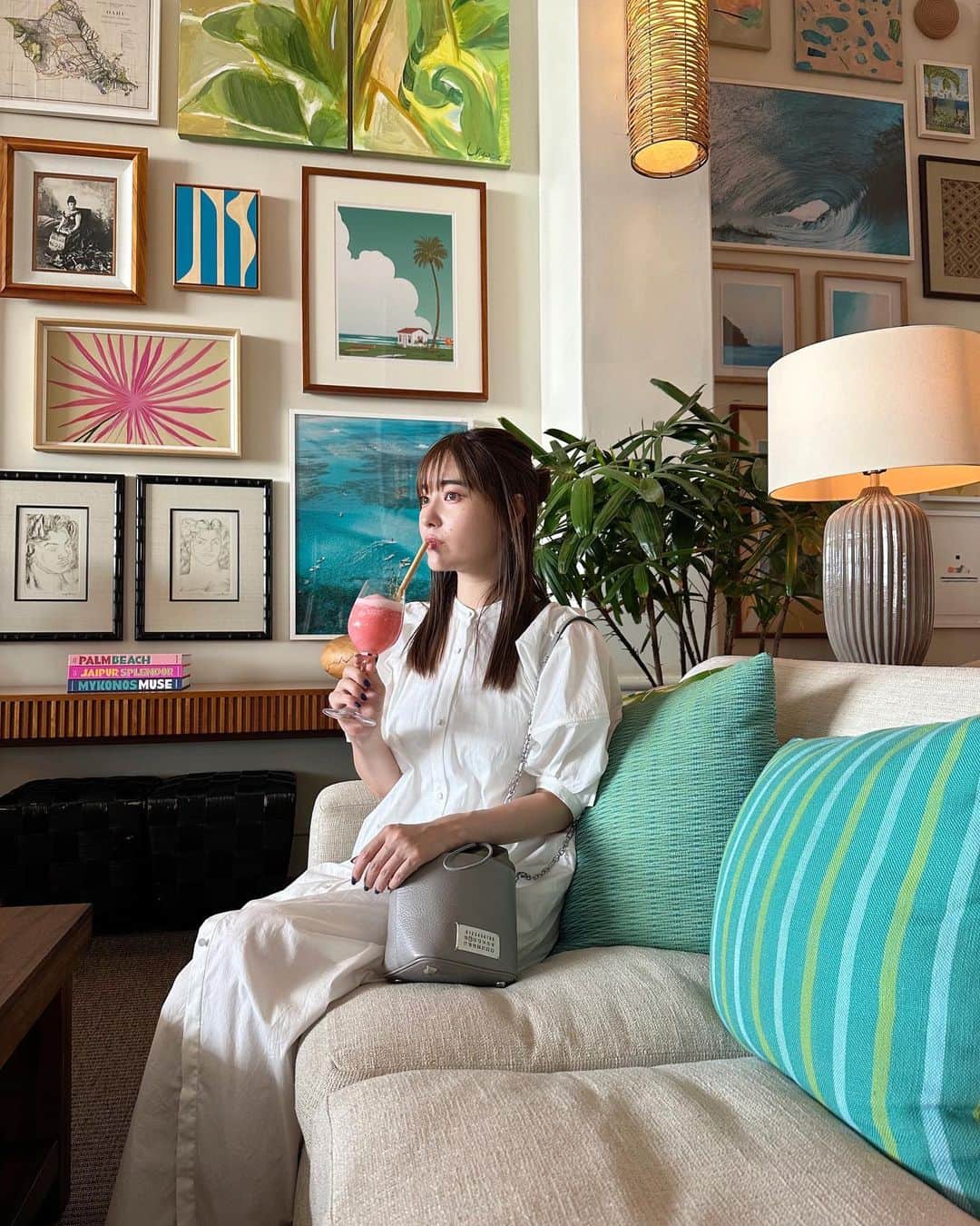 林みなほのインスタグラム：「📍Hau Tree Lanai Restaurant (ハウツリーラナイ)  シーサイドレストラン✨ カピオラニ公演の近くで、とても映える場所ですっ ブランチにエッグベネディクトを食べたくて来たけれど、一歩間に合わず、ドリンクで過ごしました🫶  ハウツリー越しに見える海と、内装も可愛くてキュンです🤤💓  one-piece… @snidel_official」