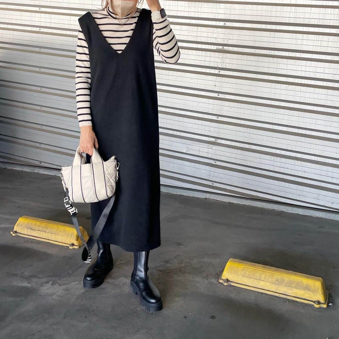 yuu_renonのインスタグラム：「勤労感謝の日🎌 朝から雨だね〜☂️  UNIQLOの#エクストラファインメリノリブタートルネックセーター 🧶 娘はベージュ買ってたからたまに借りよ♡  👚　@uniqlo_jp @uniqlo 👗　@grshimamura 👢　@hm 👜　@zara  #fashion#162cm #大人カジュアル#今日のファッション #今日のコーデ #プチプラコーデ #着回しコーデ #ママファッション #ママコーデ#3児ママ#高校生ママ #outfit #ootd #ootd_kob #ponte_fashion #mineby3mootd #mamagirl #hotmamatown #locari #4yuuu」