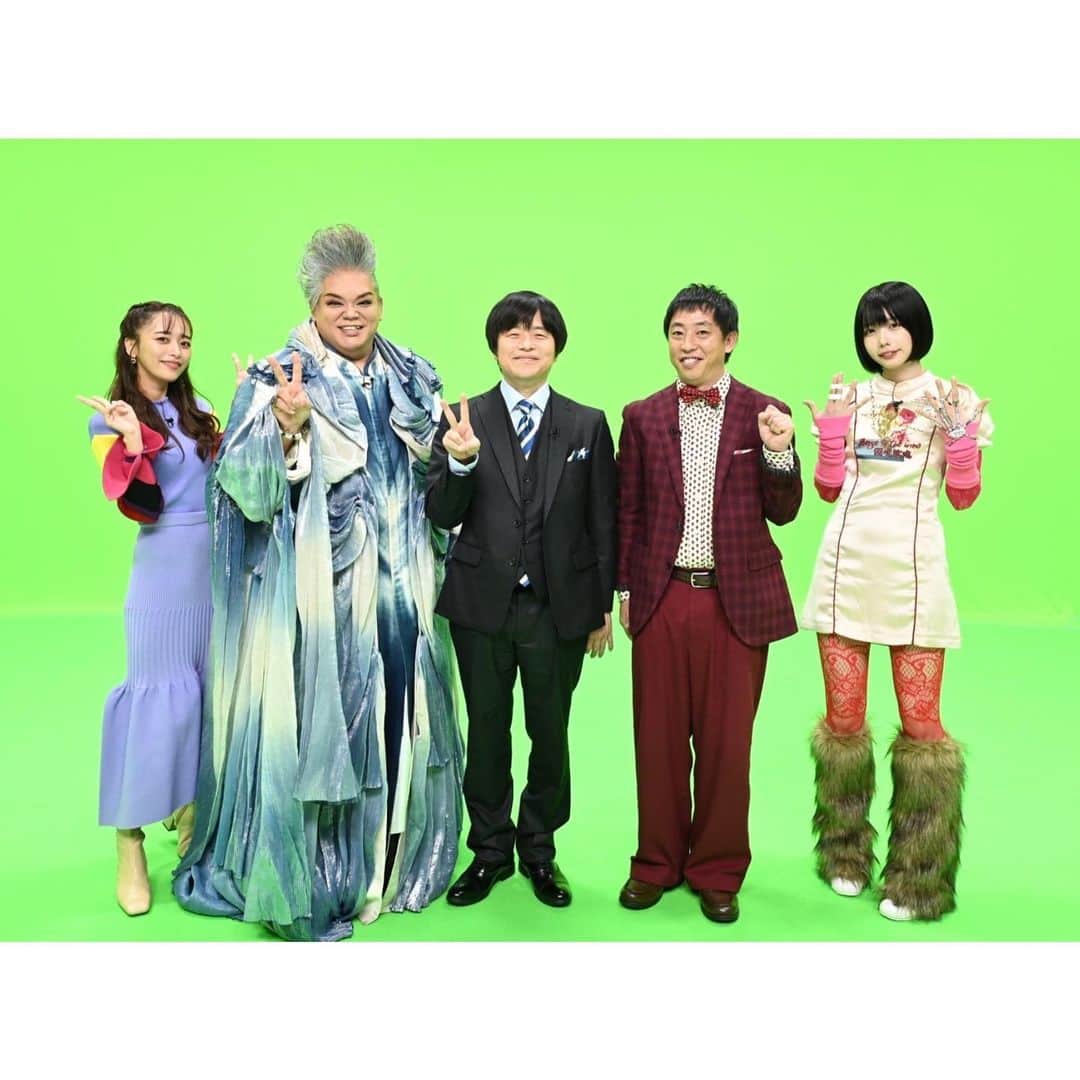 近藤千尋のインスタグラム：「本日、TBS📺11月23日水曜 夜7:00〜 『天才たちのドッキリ 叡智のムダ使い』 是非ご覧ください🙋🏻‍♀️ もう、面白すぎてやばいです。笑❤️ とにかく芸人さんが面白くて、、、笑 叡智の先生方の本気度もすごいです😂 ドッキリのクオリティがここまできたか！ という番組でした💕🙋🏻‍♀️ 天才たちが考えた新感覚の アカデミックドッキリバラエティ ぜひみなさんご覧ください❤️❤️  ウェア @cfcl_official  ピアス @enasoluna_official  リング @e.m.__official  シューズ @randa_pic  #近藤千尋衣装  今日は雨だねぇ☔️🥺 娘たちは朝からスライム💓笑  母ちゃんちょっと働いてきます❗️🙋🏻‍♀️」