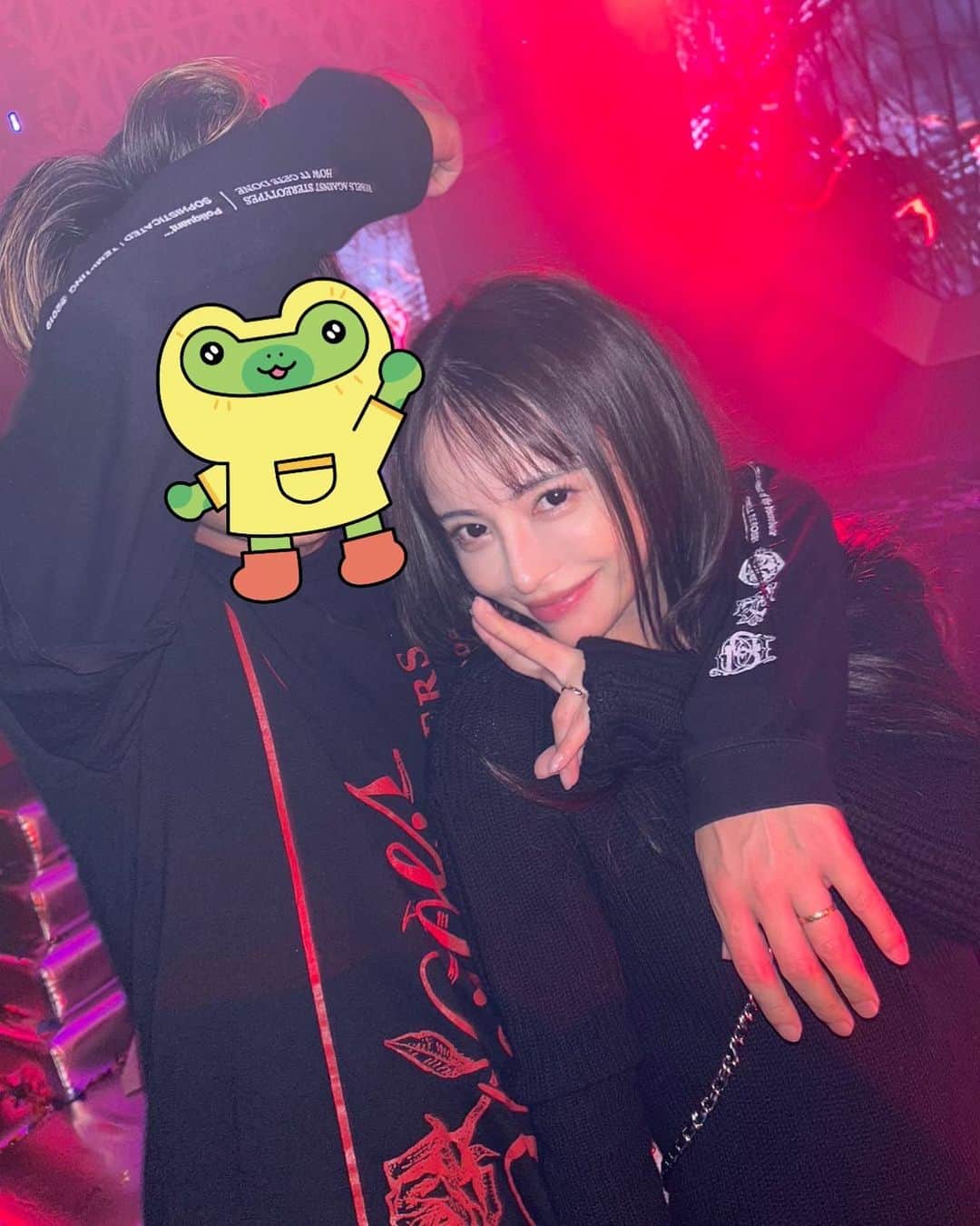 ririのインスタグラム：「夜活🌉✨🍾 みんながせっかく写真撮ってあげるよー♡📸って 言ってくれてるんだけど 恥ずかしがり屋さんの旦那なので🤣 絶対変な顔かカメラみないの😹草  しっかりしてよね‼️‼️‼️  昨日声出しすぎて 声が死んだ、、、😭  ガラガラすぎるけど 今日はW杯⚽️応援📣します🐸  ストーリーみてね💗💗 また投稿にするけど、 アタシが１番すきな推し👍に 会えた奇跡の夜でした😹✨  #love #happy #smile #すき #夫婦 #夫婦仲良し」