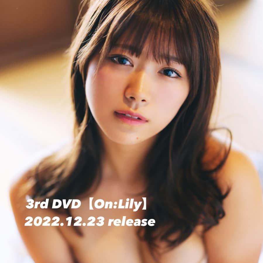 山内鈴蘭のインスタグラム：「2022.12.23 発売の3rd DVD【On:Lily】が予約受付中です🥺💓  タイトルの読み方はオンリー。  鈴蘭は「Lily of the valley＝谷間の百合」と呼ばれていて、Lilyの百合の言葉を全ての作品タイトルに使用しています😊🌸  今回のオンリーは 【あなただけ】でなく【あなたと私】の意味が込められてます。  タイトルから大切に。 想いを込めて。  ⭐︎Amazon ⭐︎7net ⭐︎DMM ⭐︎リバプール 様々なサイトから予約受付中です！ 特典が全て違うのでお楽しみに🫣❤️  オフショットたくさんアップしていくね🥰」