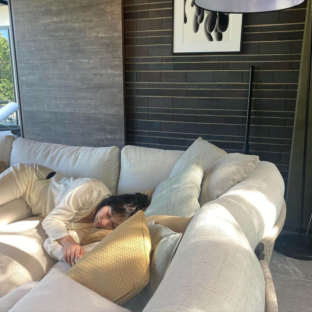 はりーさんのインスタグラム写真 - (はりーInstagram)「石垣で疲れて寝てるところを撮られていた✨ 素敵なヴィラでした @villaelcielo_ishigaki  洋服 @biyoma_official」11月23日 14時10分 - kirarin_harry_official