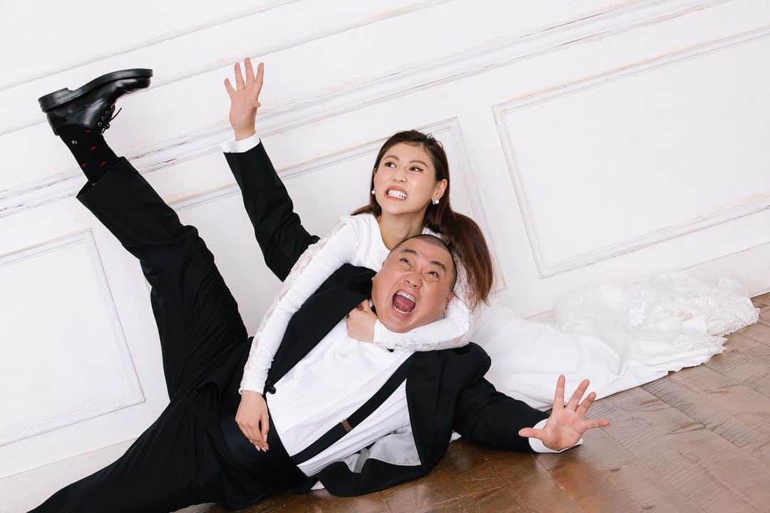 のインスタグラム：「発表前はドキドキでしたが、 一夜明けてたくさんの方からの祝福のコメントや連絡を頂いてホッとしてる&嬉しい気持ちでいっぱいです☺️💓 じわじわと妻になったことを実感しています😳 本当にありがとうございます！  素敵な写真を撮ってくれた仲間を紹介❤️ camera♡ @packychong  make♡ @matsuno71  stylist♡ @rocoperi  produce♡ @sweetie203   ドレス👗 @amuseviebridal」