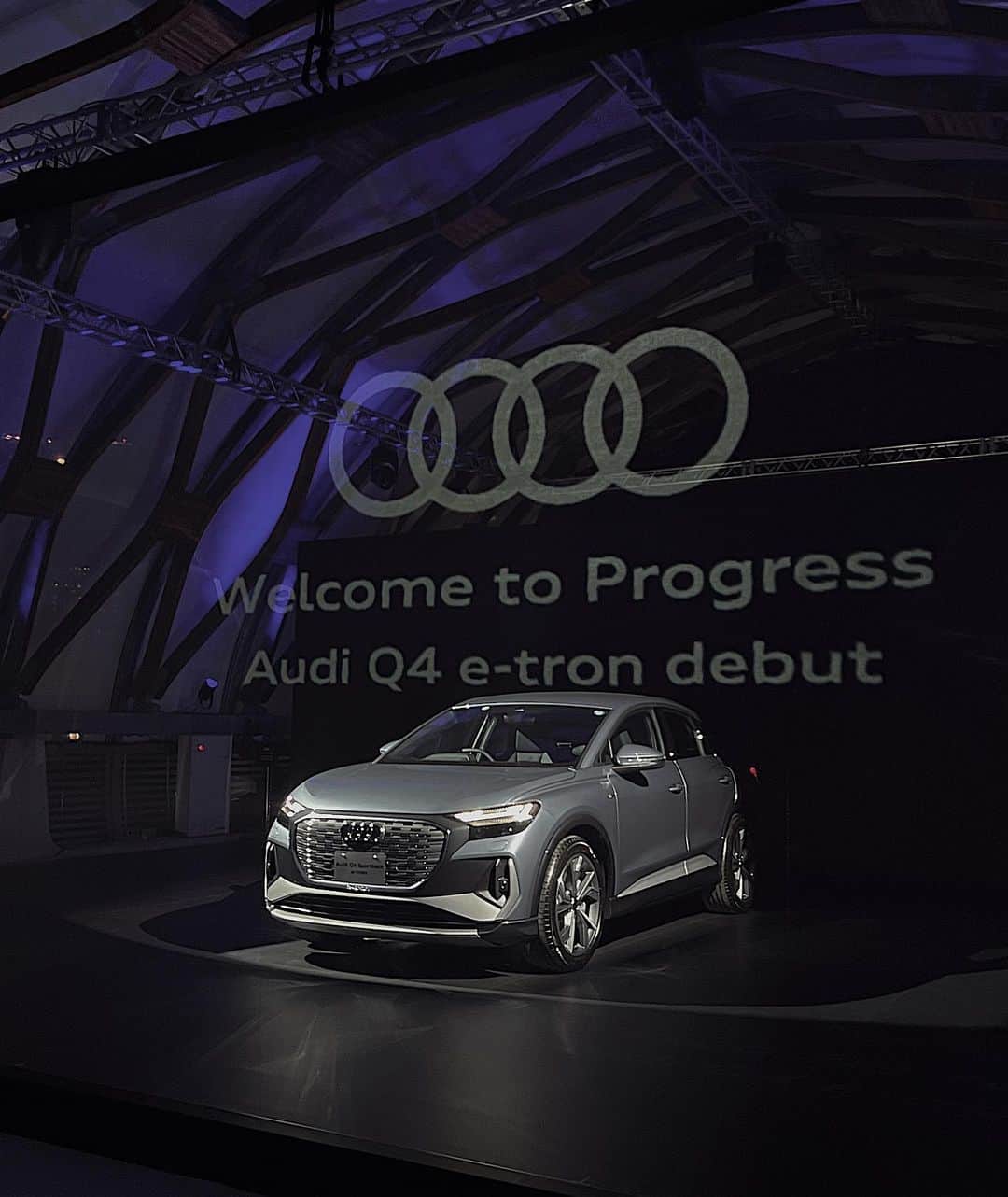 小原優花のインスタグラム：「Audi Q4 e-tron @audi @audijapan   ローンチイベントにサナさん @_genking_ と一緒に参加させていただきました🥰🖤🖤  先進のEVテクノロジーを搭載したAudi初のコンパクト電動SUV✨ 新しいデザインもかっこよく、日本の道路で運転しやすい大きさも魅力的でした！  エコで見た目にも機能性にも優れた車に目が離せません🥺🌱  #AudiQ4etron  #進化をカタチにする」