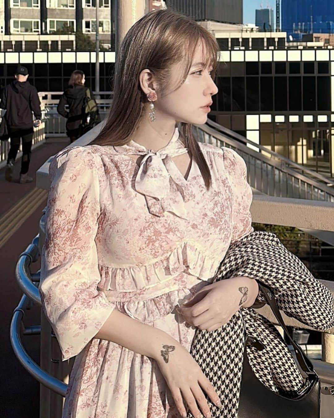 ヴァネッサ・パンのインスタグラム：「悪役令嬢の11月だった☁️🍂 Celine以外全部 @shein_japan   - - - ･*:.｡. .｡.:*･゜- - -  【商品ID】simple retro series Flower pink dress：11675718 Blue dress ：11195530 Ivory dress：9897751  上記クーポンで全部20%off！ 【SGFPan】→良かったら使ってね🍁  #SHEINgoodfinds #SHEINblackfriday #SHEINforall #ad  SHEIN Black Friday Sale is kicking off! #夕日#celine #シーインクーポン #sheinクーポン」