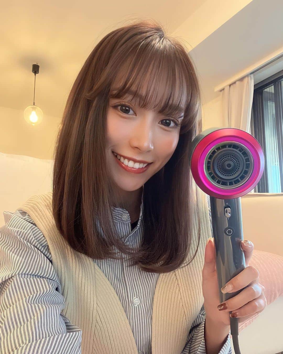 岡島彩花のインスタグラム：「女性へのプレゼントにおすすめ🎁  もうすぐクリスマスで🎄 彼女さんや家族にプレゼント考えてる方に必見です☺️🫧  @ecoala_dryer のドライヤー🌬  ドライヤーって毎日使うからヘアケアでも結構大切だと思います🙆‍♀️ @ecoala_dryer は、軽量で親指一本で簡単操作できる！長時間持ってても全く疲れないから最高☺️  私のお気に入りポイントは☝🏻 ３枚目にも載ってるこのリング！！ ・艶やかでしっとり ・艶やかでさらさら ・艶やかでふわふわ 自分の好きな髪質になれる！  これが本当に感動しました🥺✨  女性へのプレゼントに悩んでいる方 絶対喜ばれると思うので是非検討してみて下さい〜♡  #ヘアドライヤー #エコアラ #ECOALA  #おすすめヘアケア #おすすめ商品 #PR」