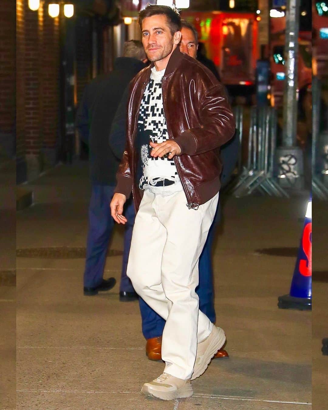 のインスタグラム：「Jake Gyllenhaal is greeted by fans while arriving at a taping for "The Late Show with Stephen Colbert.,” which airs later this week.  #JakeGyllenhaal Photos: Backgrid」