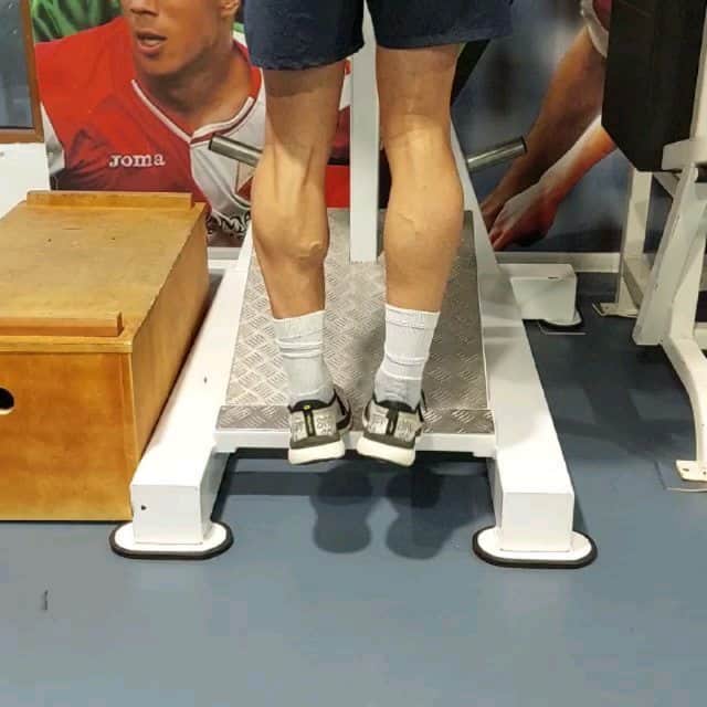 ラスロ・ジェレのインスタグラム：「Never skip calf day 😂😅」