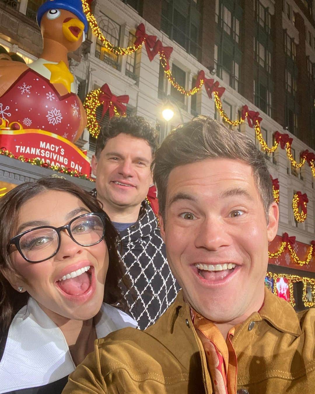 アダム・ディバインのインスタグラム：「BUMPER IN BERLIN is streaming on @peacocktv now! These maniacs (@sarahhyland and @flula) and I are going to sing and dance on a float in the Macys Thanksgiving day parade tomorrow. Hahahaha! What is my life?!?! #bumperinberlin」