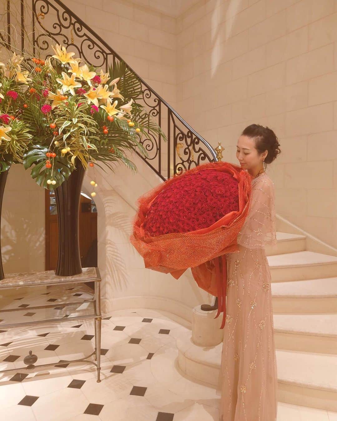 希沙 健康美のインスタグラム：「Je n'oublierai jamais ce jour J'ai l'impression de vivre chaque jour avec le soutien de différentes personnes. Merci pour votre soutien merci pour tout le bonheur Je vous souhaite le meilleur❤️ 毎日色んな人が支えてくれて幸せです 多分毎日嫌な事一つなく生きれてるのって 地球上で私一人な気がする😆笑 皆さんありがとう... #japan #happygirl #happy #happybirthday #mybirthday #beauty #beautifuldays #love #rose #french #japon」