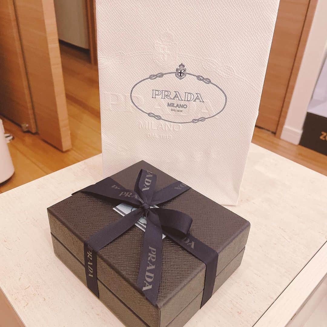 葉月七瀬のインスタグラム：「. . 仲良しさんからのプレゼント- ̗̀🎁 ̖́- 何でもない日にプレゼント とっても嬉しい〜😍❤️ 甘やかしてくれて感謝すぎます🙇🏼‍♂️  最近PRADA推しというか バッグもナイロンが軽くて使いやすくて なんか再びツボに入った！ ⁡ このブランドが好きとかはあまりこだわりなくて 一目惚れしかないの🥹🥹 使いやすさ可愛さでしか見てないw あとはThe Simple🤍 ⁡ アクセはイエベのくせに シルバーのお色味しか身につけない！ 統一感だいじ🫶🏻🫶🏻 ⁡ 自撮りだとなかなか綺麗に ヘアピンさん撮れなくて 動画がドンピシャだったので🎀 ⁡ ⁡ 来月12月はクリスマスじゃん🎅🏻´- サンタさん来ますように 良い子にします🥹🥹 もはや勤務なのですえ🫡 ⁡ #何でもない日のプレゼント  #present #prada #hairclip」