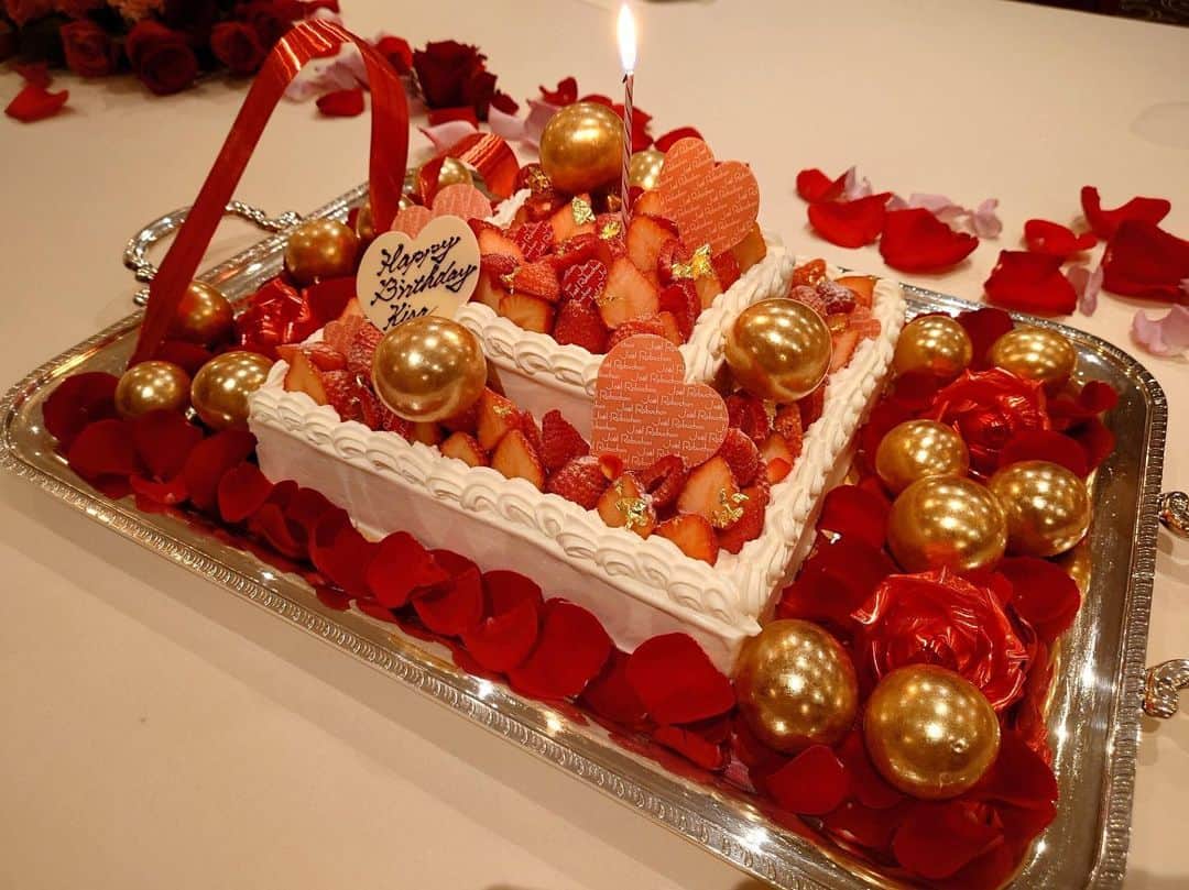 希沙 健康美のインスタグラム：「Merci d'avoir fait un gâteau aussi mignon chaque année pendant tant d'années. 🎂🎂🎂 #japan #happygirl #happy #happybirthday #cake #birthdaycake  #mybirthday #beauty #beautifuldays #love #rose #french #japon」