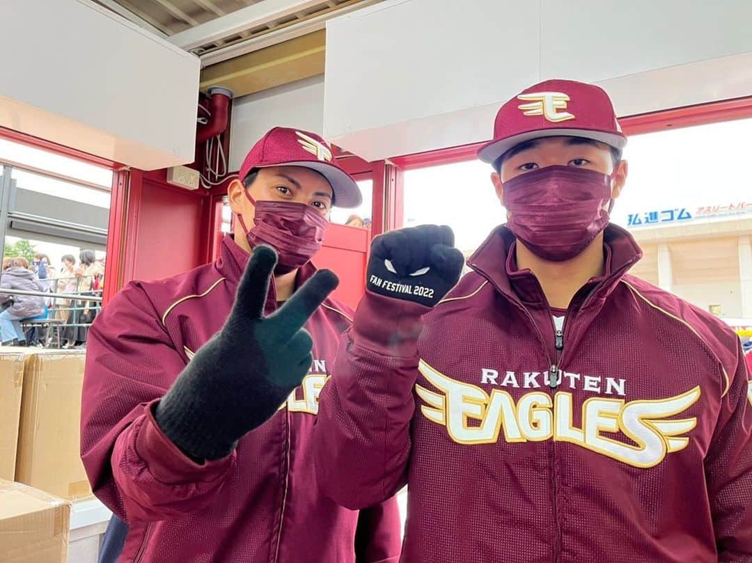 小郷裕哉のインスタグラム：「. 今日は雨で冷える中 楽天イーグルスファン感謝祭へ ご来場いただきありがとうございました！  今日はむーやんと午前中一緒に周っていました🤘 例年以上に近い距離間で感謝を伝えられて嬉しかったです！  今日いただいた応援の言葉や皆さんと過ごした楽しい時間を糧に オフシーズンも充実した時間を過ごし来シーズンに繋げていきます！」