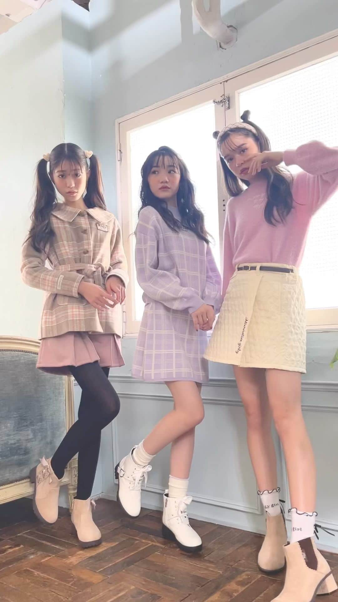 ニコ☆プチのインスタグラム：「👢🤍🫧💫  天使みたいにかわいくなれるエンジェルブーツ👼🏻🤍 高すぎないヒールだから歩きやすさも🙆🏻‍♀️💫 冬でもやっぱミニがかわいいよね😚 ショート丈って今っぽいし 脚もきれいに見せてくれるのでおすすめです~💞  👗 @algy_official 🎀  #濱﨑心愛 #星名ハルハ #星乃あんな #ニコプチ #東邦レマック #アルジー #ブーツ #リール #リール動画 #09」