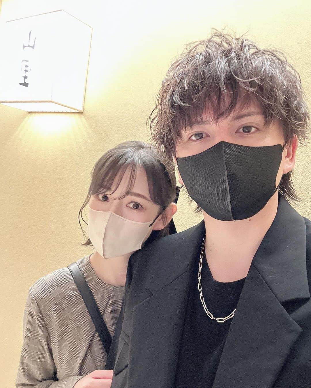 永棟安美のインスタグラム：「先週の出来事ですが😂💭  @chanelofficial の担当さんにご招待いただきホテルオークラの山里さんにてランチをいただきました😋🍴 ⁡ ふたりでゆっくりご飯だなんていつぶりだろう👫💗2人とも好きな天ぷらを選ばせていただいて、とっても美味しかったー🍤！ ⁡ 美葵ちゃんはスクールに行ってました👶🎶親子それぞれの時間を楽しむのも良いね！✨ ⁡ ⁡ #ランチ #夫婦の時間 #夫婦デート #いい夫婦の日」