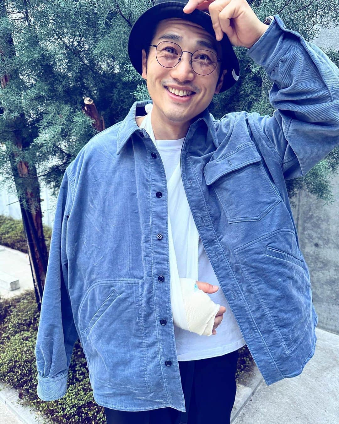 植木祥平のインスタグラム：「40歳へ突入します🚀  節目の年なので意気込み的なのを語りたいところではございますが、30代も40代もそのまた先も、やる事は変わらないので。 そっと胸に秘めておきます。  どこかでいけしゃあしゃあと語ってたらグーでなぐってください。  パーで受け止めます。  兎にも角にも、皆様いつもありがとうございます。 今後ともよろしくお願いします。  #四十路 #カルシウムが足りないのかな #植木祥平」