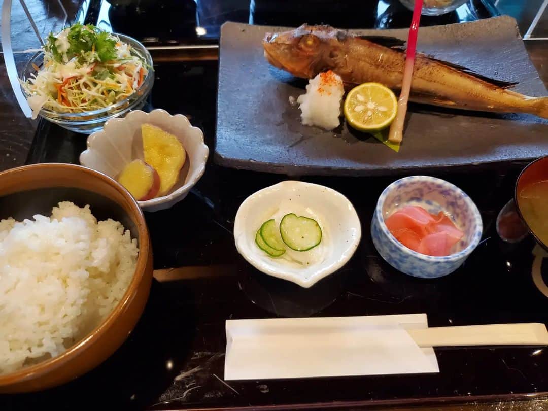新井義幸さんのインスタグラム写真 - (新井義幸Instagram)「今日は家族で三浦までドライブ！⁡ ⁡⁡ ⁡お昼に朝穫れのホウボウの塩焼きの定食。⁡ ⁡⁡ ⁡初めて食った！⁡ ⁡⁡ ⁡京都で言うところのグジの塩味を押さえて脂ノリノリの美味しい焼き魚！⁡ ⁡⁡ ⁡そして家帰ると。⁡ ⁡⁡ ⁡今年のM-1の一回戦で会った焙煎たがいくんの履いてた靴がカッコよくて⁡、⁡ ⁡コレ何！？⁡ ⁡めっちゃカッコイイやん！⁡ ⁡って言ったら、たがいくんがココならお手軽に手が入りますよと言う所を紹介してもらい⁡ ⁡GET！！⁡ ⁡⁡ ⁡その靴が今届きました！⁡ ⁡⁡ ⁡早く履きてぇ！！⁡⁡」11月23日 18時52分 - araipatiino