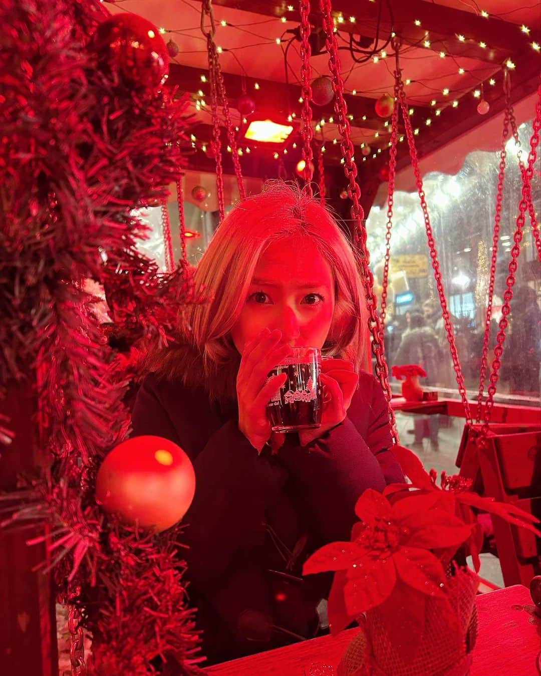 伊東楓のインスタグラム：「Berlin's Christmas markets have been opened from this Monday! (21.11.2022) I visited the first day, it was -3 degrees. very very cold... I drank Glühwein for the first time in a year🍷 I came here for some work.  more details later✋ Ich hasse es zu frieren , but I love this season in Germany.  #chrismas#xmas#christmasmarket#germany#deutschland#berlin#germanchristmasmarket #japanisch#クリスマスマーケットがはじまりました」