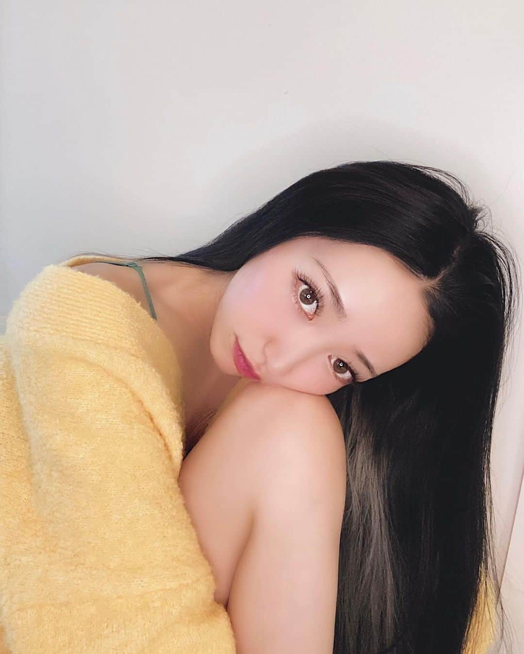 坂本礼美のインスタグラム：「💗💖💗💖  最近お気に入りのお風呂のお供🛁💭💭✨  🤍NNE needle body scrub（エヌエヌイーニードルボディスクラブ)🤍  🌼 @nneshop_official🌼  肌が水で濡れたまま使う泡立つボディスクラブ👸🏼💕💕  ボディケアと黒ずみケアが同時にできて、美容成分たっぷりだからお肌つるつる〜✨になるし、全身のスキンケアが簡単にできるの👑✨  泡立つスクラブだから摩擦レスで肌の負担を軽減してくれるのもお気に入りポイント🫡💡！  私は1週間に2回くらいのペースで使ってるよぉ☺️！  🌼日本初のクイックニードル入りボディスクラブ🌼 クイックニードル(針)は100%天然の海綿生物から抽出された超微細針🫢！ 針による痛みはないから安心してねぇ🥰✨  🌼独自技術トリプルウォッシュ設計🌼 (スクラブ×クレイ×炭)→ 黄金比配合で黒ずみ汚れやざらつきをケア♡  🌼角質層まで美容成分🌼 (コンプレックスエキス・植物・ヒト幹細胞、CICA・10種の植物由来成分)を届ける🤲🏻💜 L次世代美容成分コンプレックスエキス：5種のスペシャル成分(サジー果実・甜茶・ビワ葉・ローズマリー葉・ウーロン茶エキス)を特殊技術で1滴に凝縮🤭💗  スウィートラズベリーの優しい甘い香りでバスタイムがめっちゃ癒されるよぉ〜🍓🤍🤍🤍  #NNEスクラブ #ニードルスクラブ #針スクラブ #ボディスクラブ #ボディケア #スペシャルケア #白玉ヒップ #3NNE #PR」