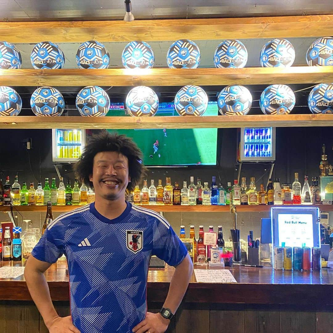 横田陽介さんのインスタグラム写真 - (横田陽介Instagram)「さあ、W杯始まって早速寝不足です⚽️ 期間中はほぼ毎日、マゼランに居ますので、是非この機会に来てください！（日本戦のみ完全予約制です🙇‍♂️）  今回のW杯は全試合観るので、是非語りましょう！サッカー知らない人、久しぶりの人、大歓迎です🍻  忘年会や新年会も、うちでやってくれたら泣いて喜びます！  #国分寺 #スポーツバー @magellan_kbj」11月23日 19時27分 - yosukeyokota