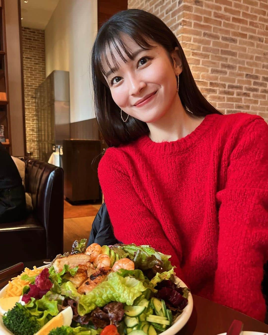 山本里菜さんのインスタグラム写真 - (山本里菜Instagram)「. 母と女子会してきました🥗❤️  母であり、親友です😄  #サラダランチ  #母娘 #女子会」11月23日 19時36分 - rinayamamoto_0622