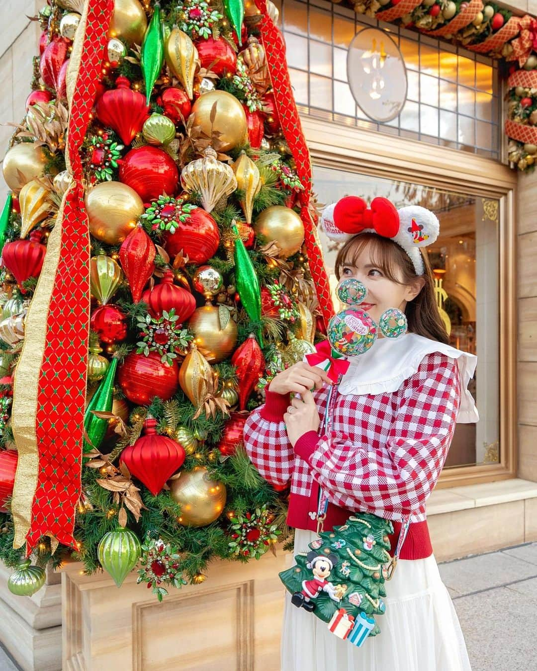 あいにゃんさんのインスタグラム写真 - (あいにゃんInstagram)「クリスマスに浮かれる32歳✌️😍💗💕 何歳になっても大好きなイベントです🎄❤️💫  昼と夜とで雰囲気が変わる装飾のキラキラさ、 聞くだけで心ウキウキしてくるクリスマスのBGM、 大切なひとを想う時間が増えるのも好き🎁🎅🏻💗💕💭  ハロウィンと同じで、 あっという間にクリスマスも終わっちゃうから 味わって過ごさなきゃ💡  今年はディズニーのクリスマスの装飾が 去年よりも多いから✨✨✨ 特別感が増して最高だよね😭😭😭💗💕  #東京ディズニーシー　#ディズニーシー　#ディズニー　#ディズニークリスマス　#クリスマス　#ディズニーコーデ　#クリスマスコーデ　#tokyodisneysea #tokyodisneyresort  #disneybound」11月23日 19時44分 - ainyan_0302