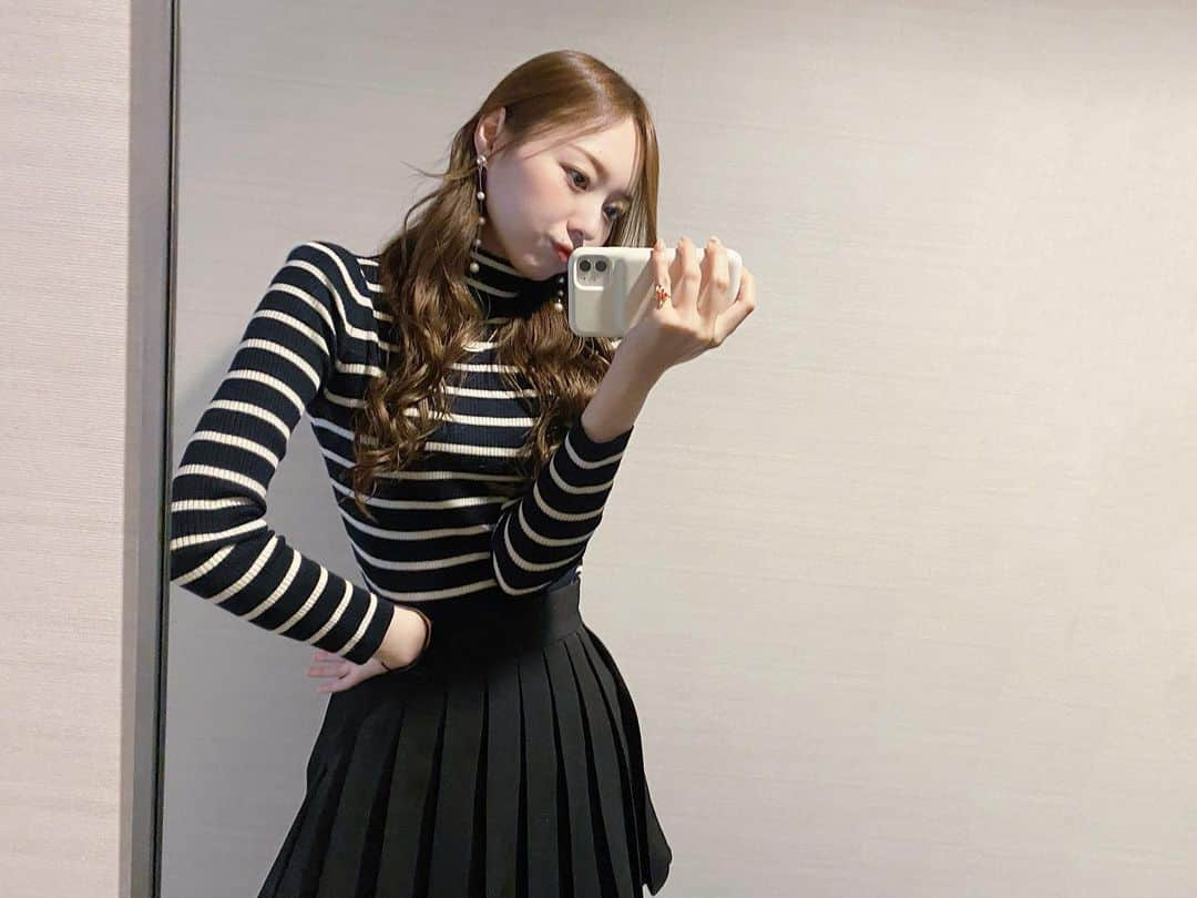 梅澤美波さんのインスタグラム写真 - (梅澤美波Instagram)「本日のお洋服〜  ミーグリの日は、ずっと座っているので シンプルかつ 楽ちんめな服を着ることが多いです…🤳🏻  #うめのふく #umegram」11月23日 19時49分 - ume_minami.official