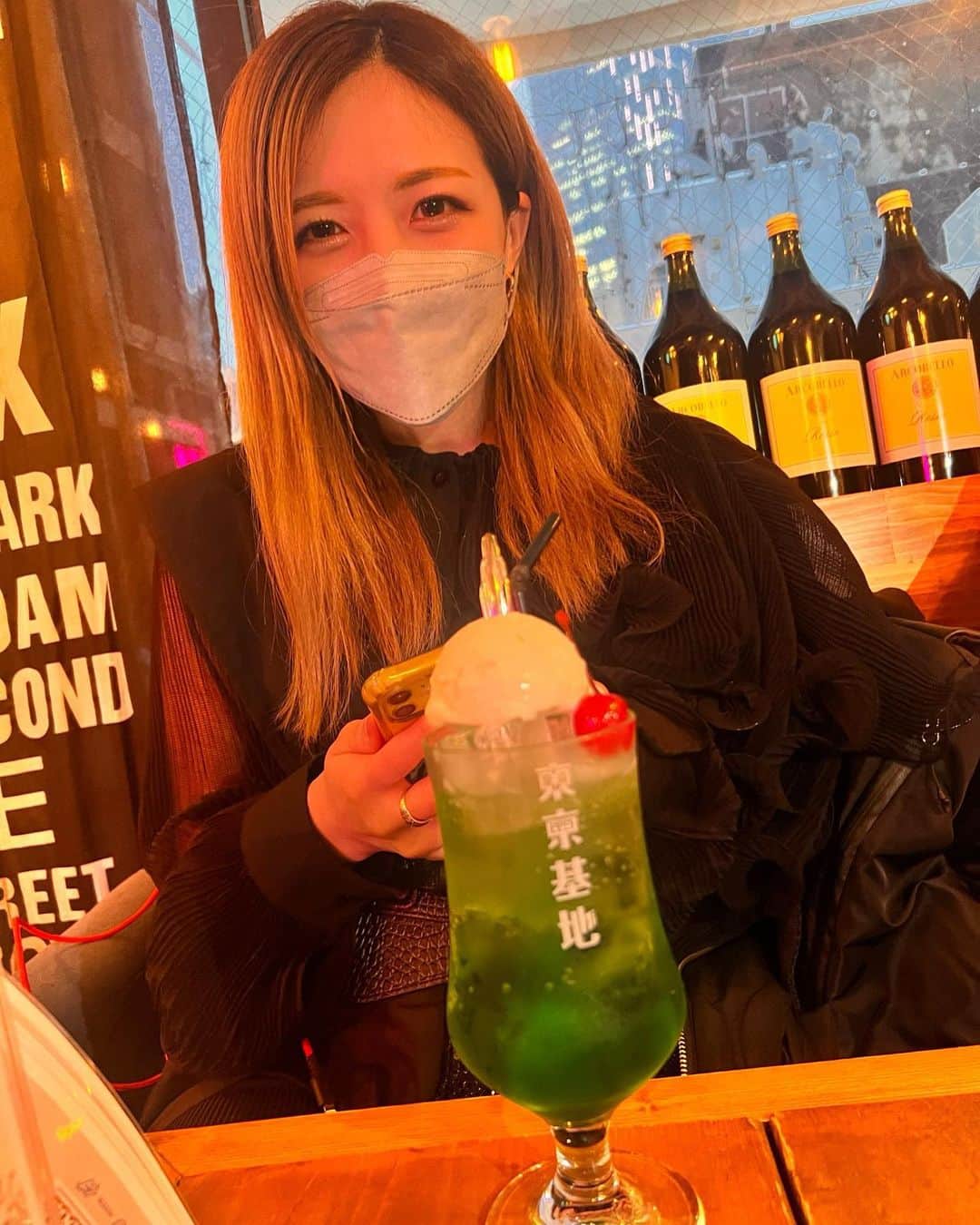 りかのインスタグラム：「クリームソーダってなんか昭和レトロな感じ可愛いよね🍨💕.  #diet　#dancer #showgirl #selfie  #show #club #japan #girls #followme #tbt #likeforlikes #ハイトーン　#ブリーチヘア　#まつぱ　#ファッション　#クリームソーダ　#昭和レトロ」