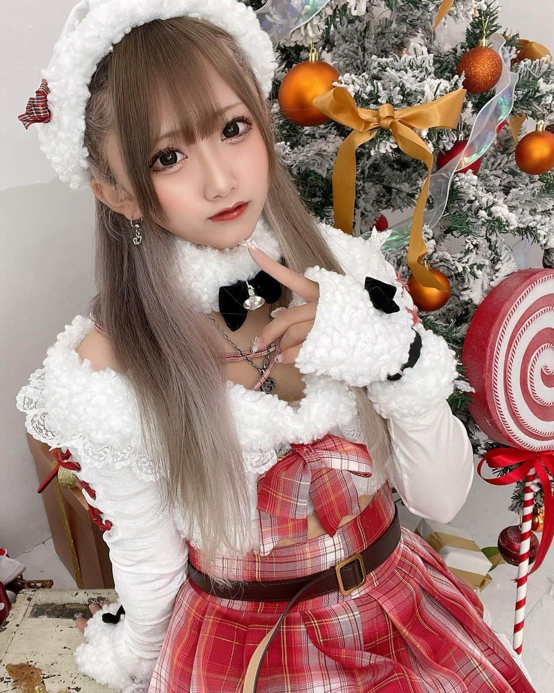 ゆゆぴょんのインスタグラム：「プレゼントほしいな~~🎅🤍 . .  #コンカフェ #コンカフェ嬢 #cosplay #cosplaygirl #japanesegirl #japanesecosplay #自撮り #自撮り界隈 #コスプレイヤー #セルカ #インナーカラー #インナーカラーシルバー#メイド #歌舞伎町 #셀카 #셀카놀이 #얼스타그램 #코디 #코디스타그램 #地雷系女子 #地雷女  #いいね返し #いいねした人全員フォローする  #隠せないヲタク #隠せないをたく #ジラジョ #ピンク髪 #インナーホワイト　 #malymoon #マリームーン」